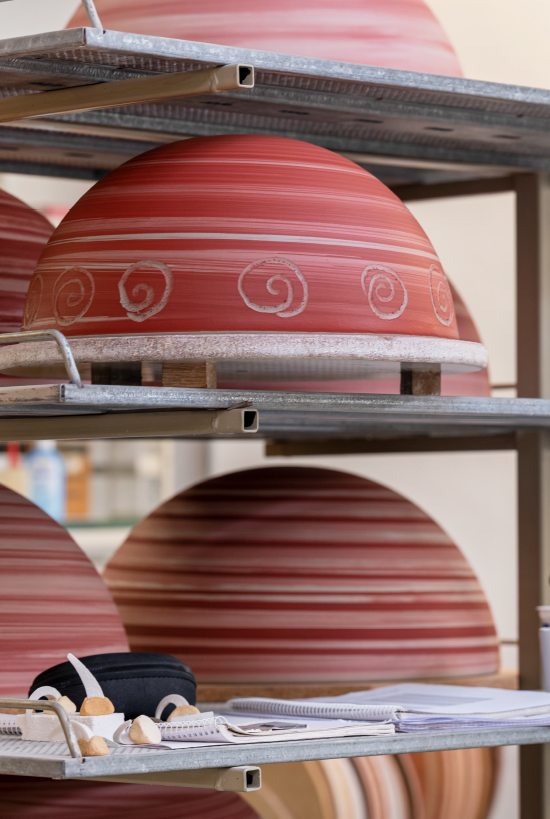 ungebrannten Feuerschalen in der Werkstatt