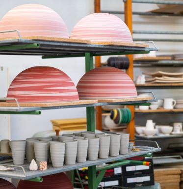 Ungebrannte Feuerschalen in der Keramikwerkstatt