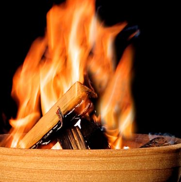 Nahaufnahme Feuerschale mit Grillplattenständer