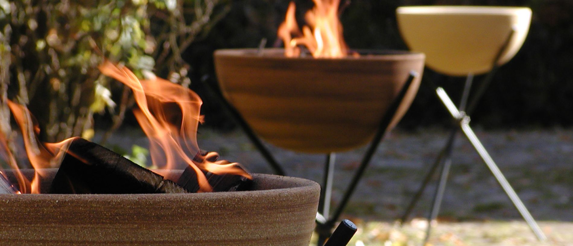 Feuer in der Schale mit Gemüse und Fleisch